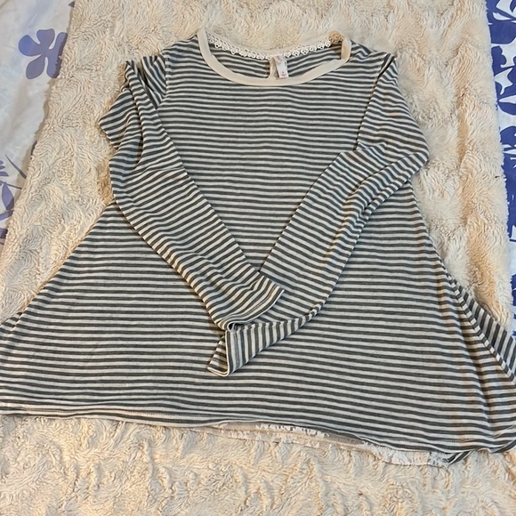 Xhilaration  Back lace And Buttons Grey  and White Striped Flowy Top Size Small - Picture 3 of 7